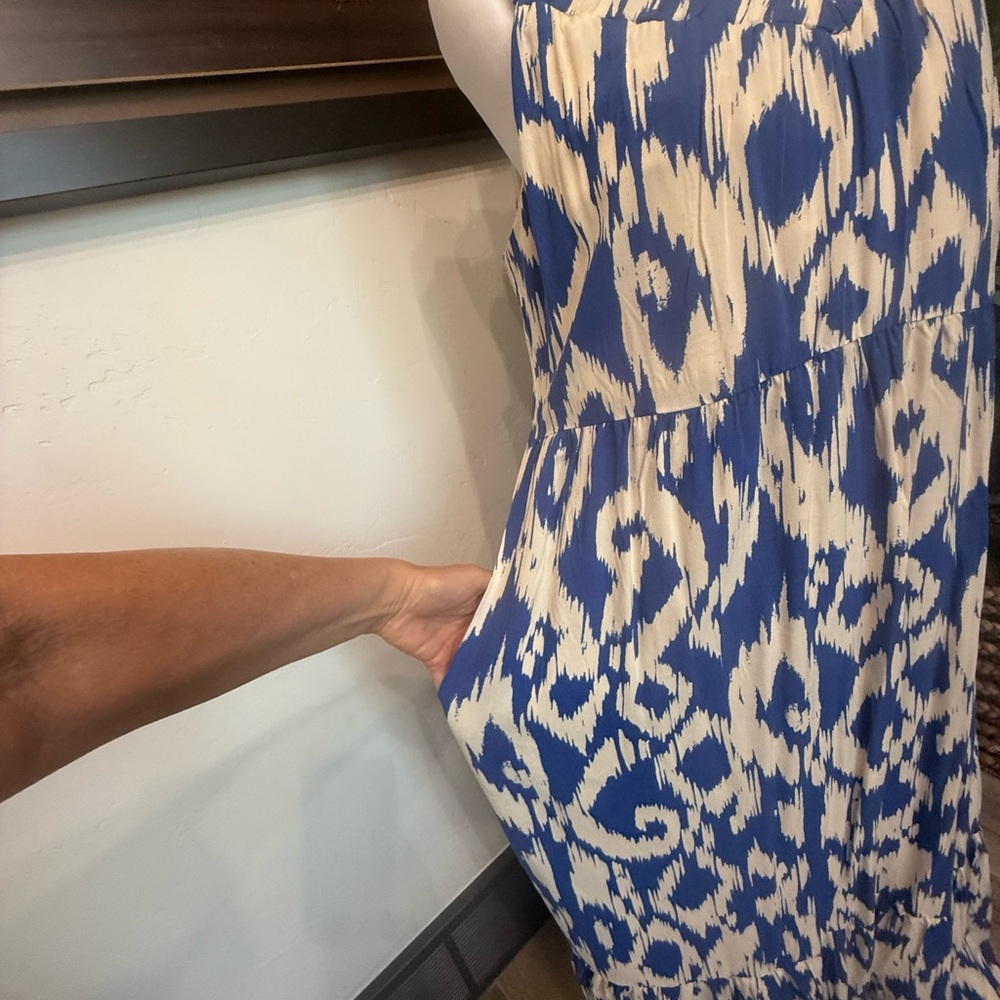NWOT Evereve Blue and Cream Patterned Maxi Dress - Picture 5 of 11